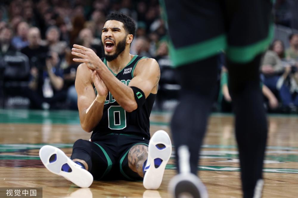 足球比赛中 足球比赛中