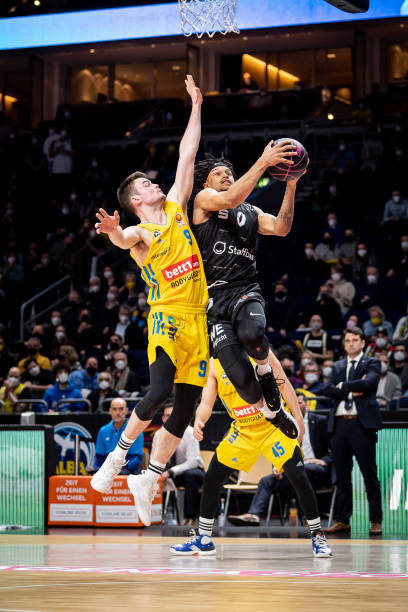 世纪同框！梅西社媒感谢巴乔造访并赠球衣：你是不朽传奇